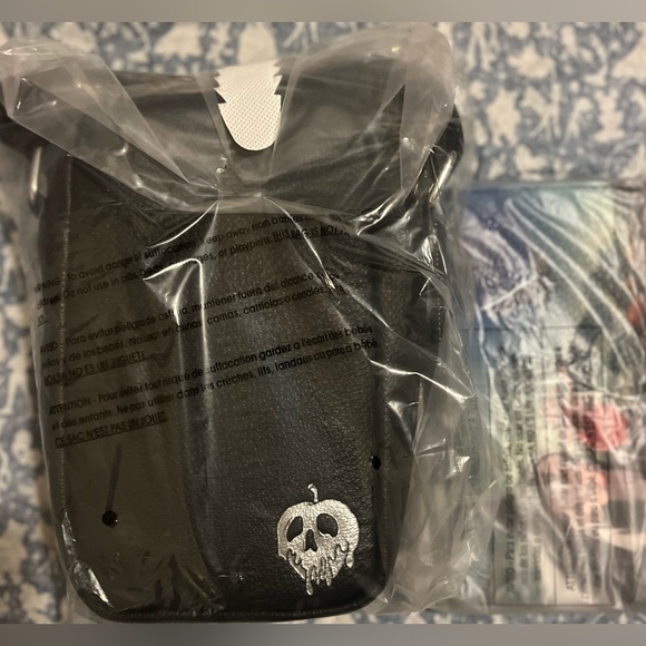 Disney Villains Snow White Evil Queen Park Crossbody Bag & Matching Wallet Set - Picture 2 of 8